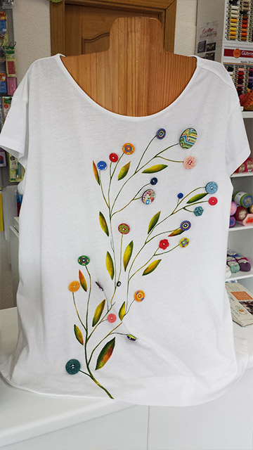 Camiseta con botones pintada a mano en QueSeCose